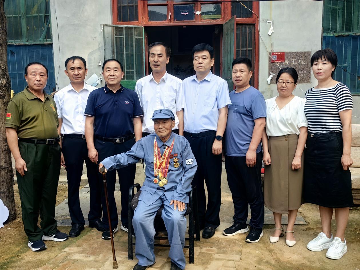 上图：泗水县96岁抗日老兵王丙胜