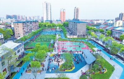 傍晚时分，市民纷纷来到吴禄贞体育公园休闲锻炼