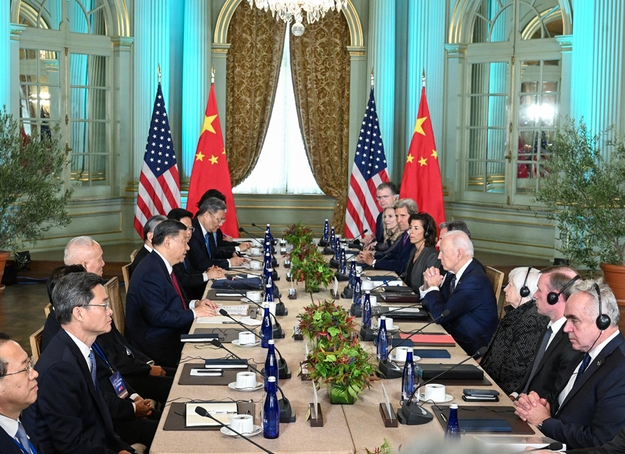 当地时间11月15日，国家主席习近平同美国总统拜登在斐洛里庄园举行中美元首会晤。新华社记者 饶爱民 摄