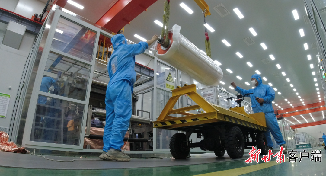 在金川集团，工人们正在吊装刚刚生产下线的铜箔成品。（金川集团供图）