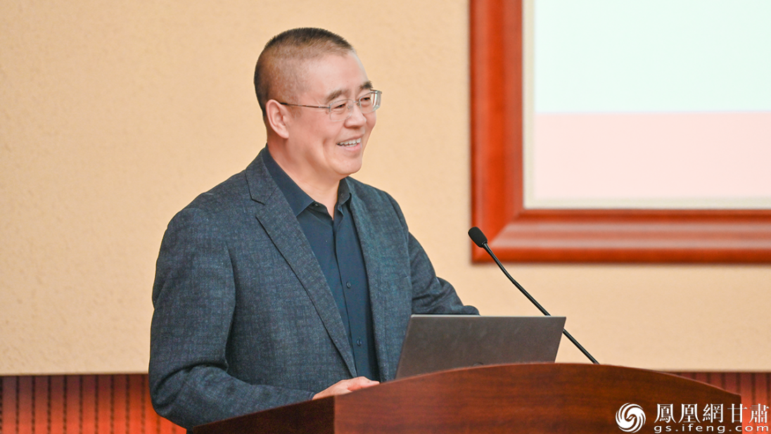 中央民族大学管理学院院长李曦辉作主旨报告