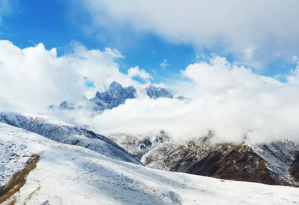 甘孜的甘孜，一座被雪山环绕的公园城市！