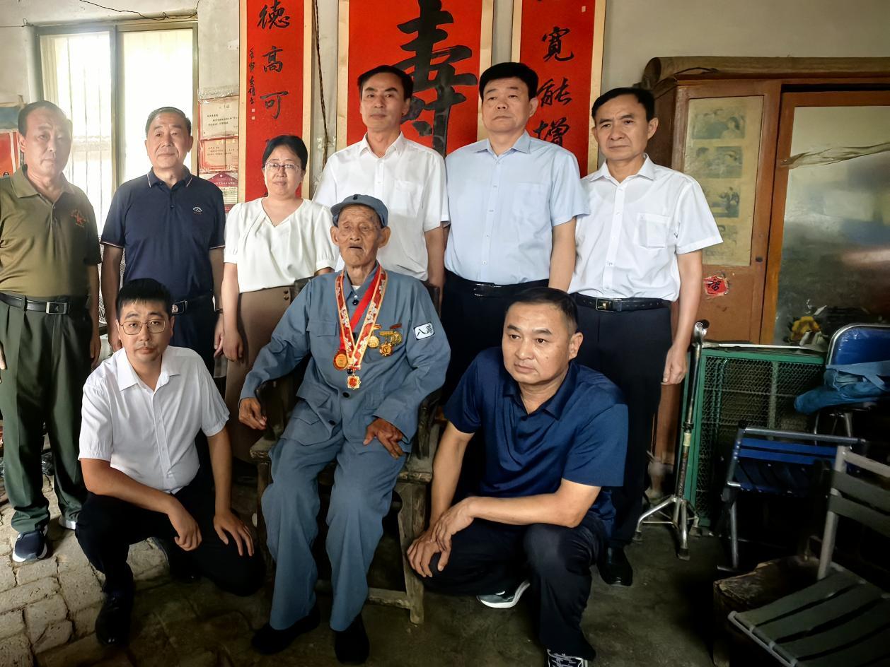 上图：泗水县104岁抗日老兵秦希提