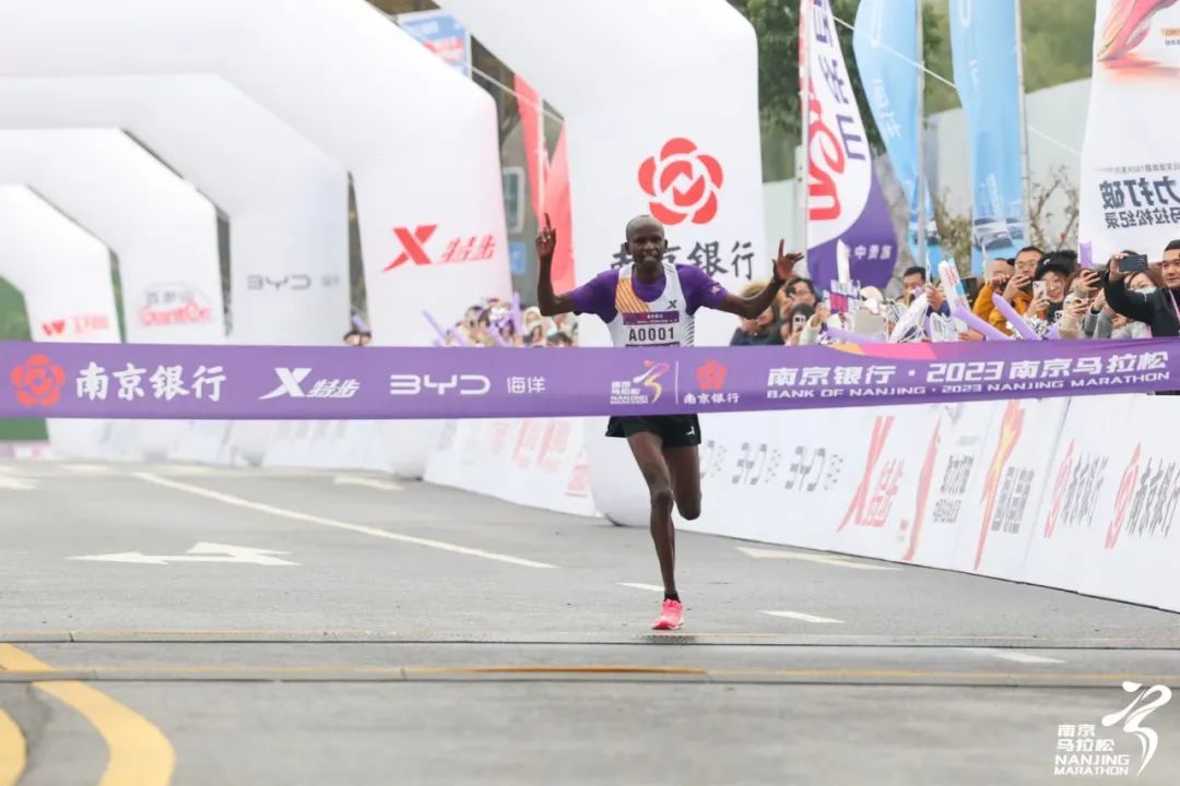 用脚步丈量最美赛道!南京银行· 2023南京马拉松燃情开跑凤凰网江苏_