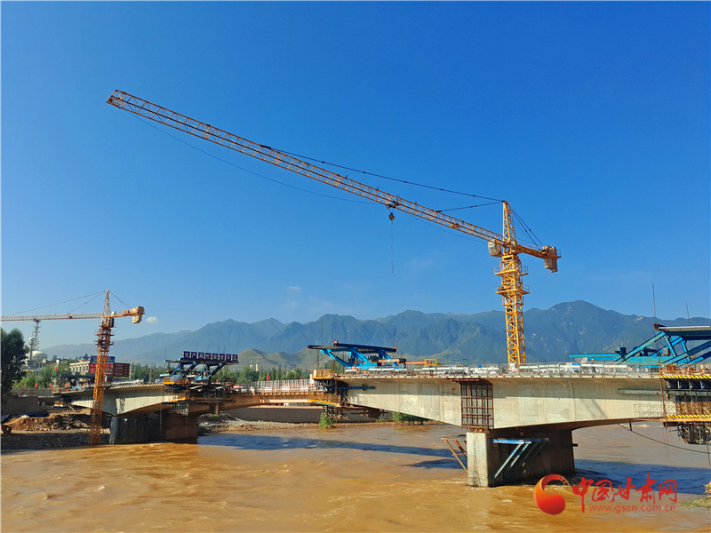 2018年,临夏公路事业发展中心负责实施的G310线大河家黄河大桥改建工程施工现场。