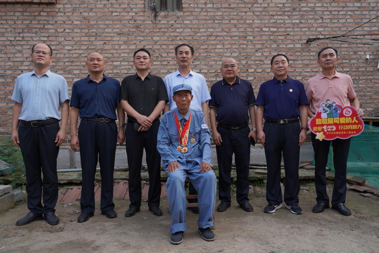 上图：金乡县96岁抗日老兵张先锋