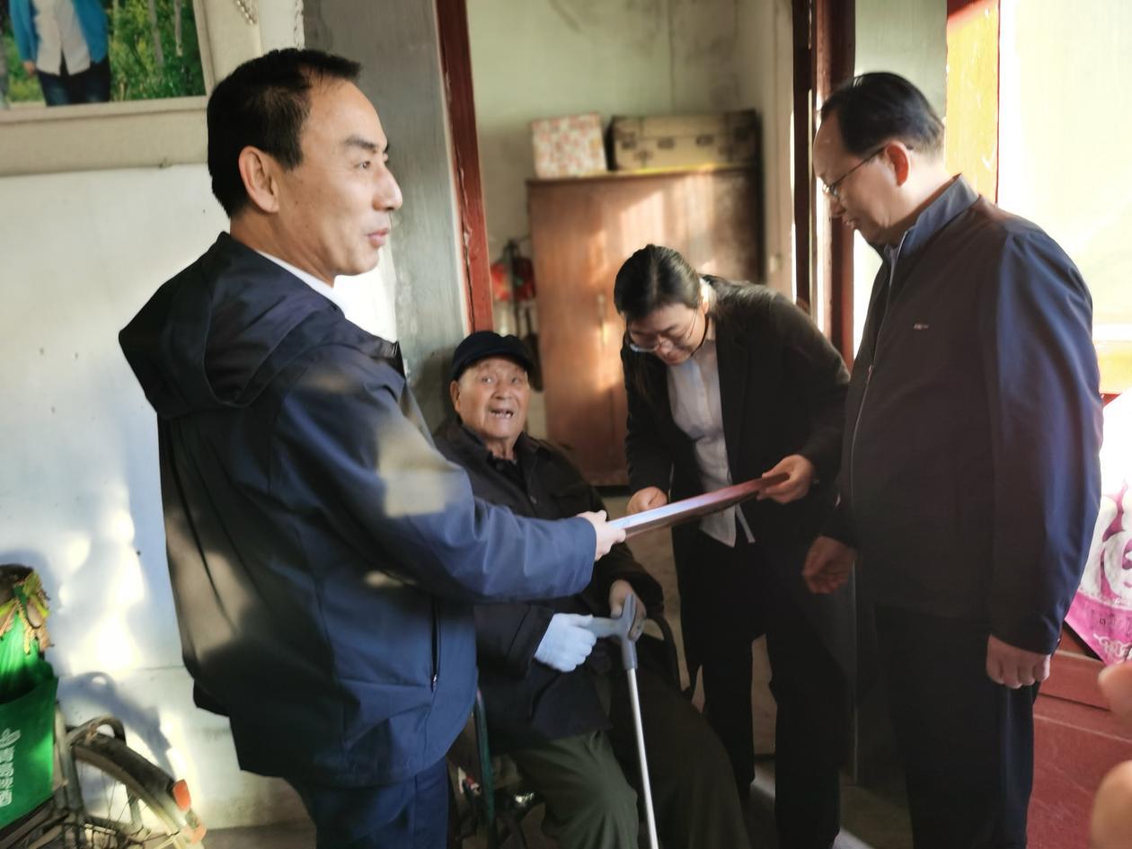上图：济宁市退役军人事务局正县级干部、济宁市拥军优属协会会长于彦柱、济宁市拥军优属协会副会长李涛在微山县留庄镇党委副书记、镇长李方的陪同下将抗日老兵“全家福”照片送给微山县留庄镇抗日老兵李玉交家里。
