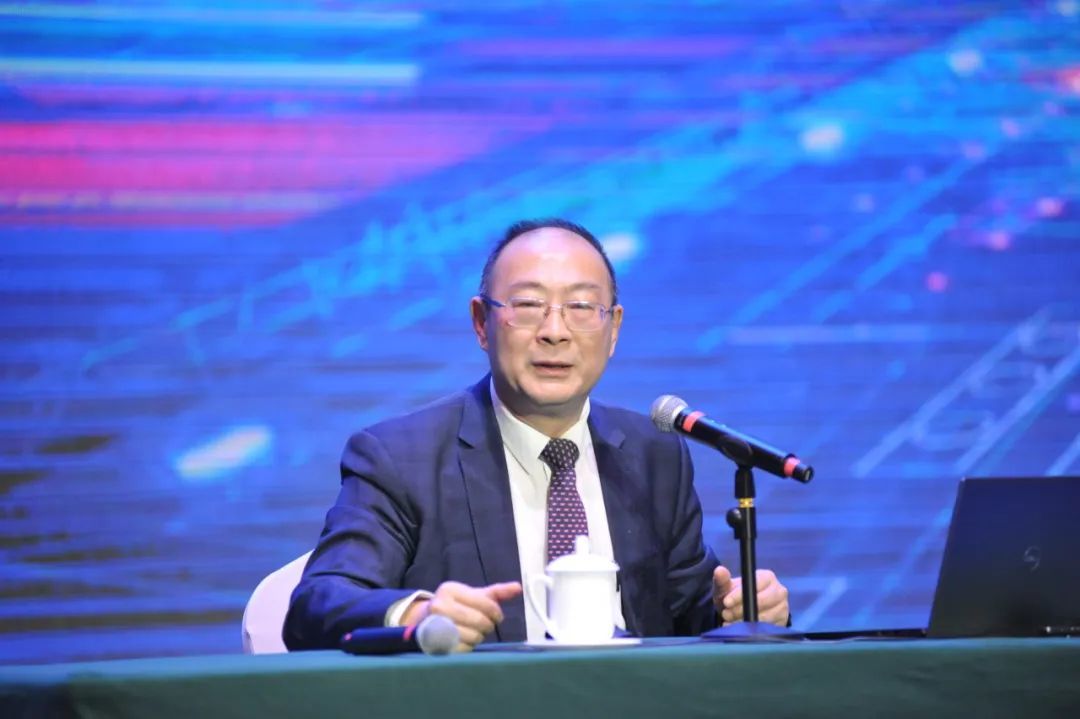 中国人民大学对外战略研究中心主任、中国未来研究会理事长金灿荣作国内外经济形势分析报告