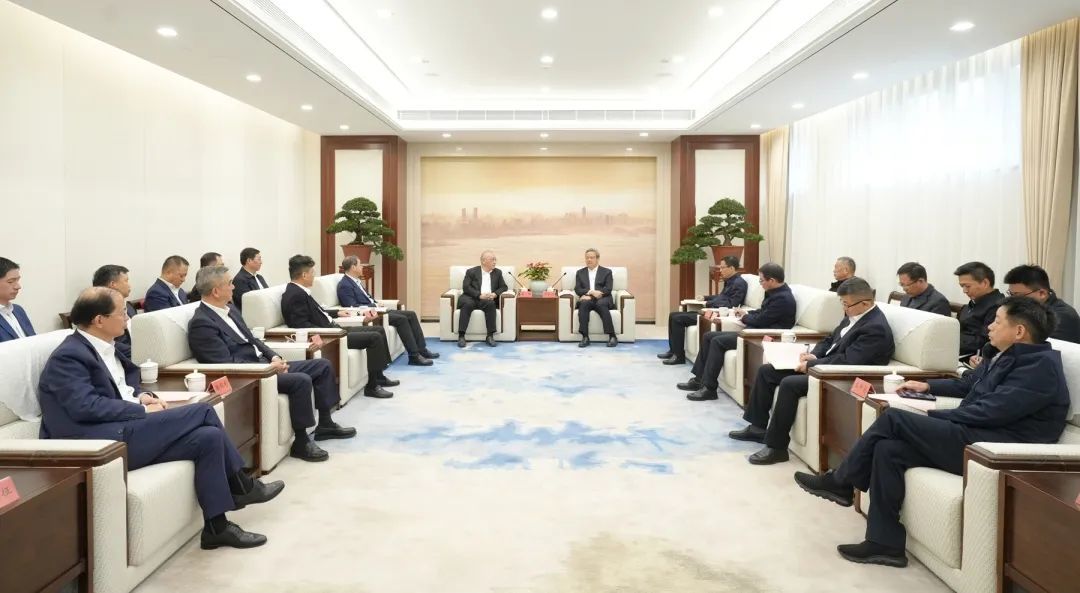 上海建工集团党委书记杭迎伟,党委副书记,总裁叶卫东,副市长童剑参加