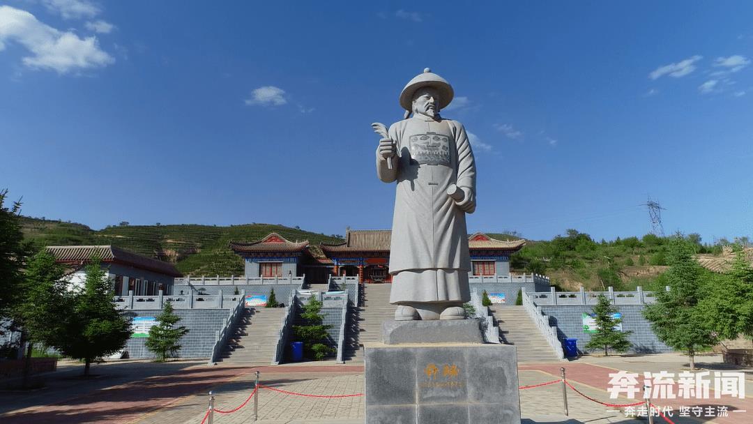 ▲许公纪念堂中的许铁堂塑像