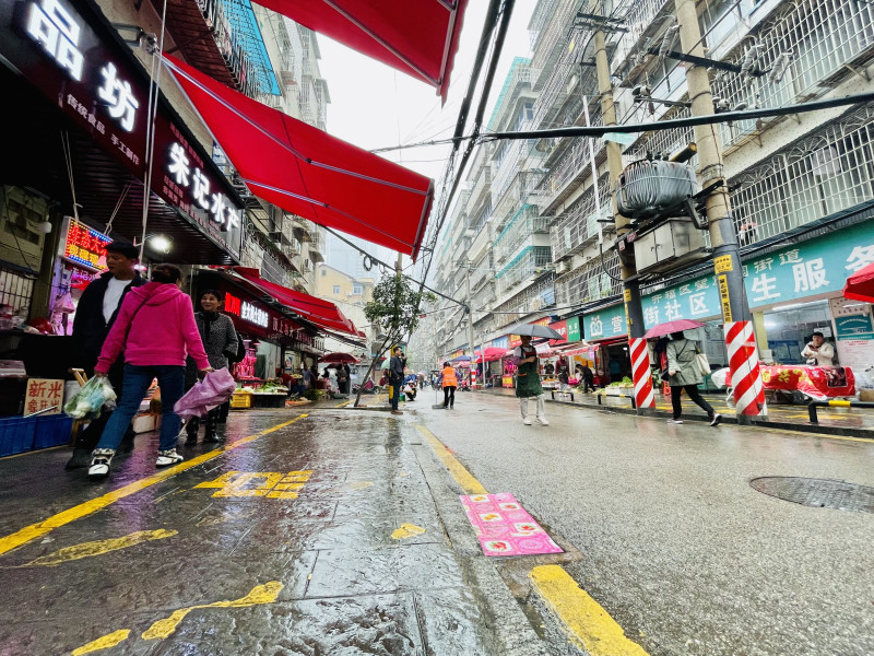 流动摊担不再抢地盘，店外经营也收敛起来，学宫街变通畅干净。