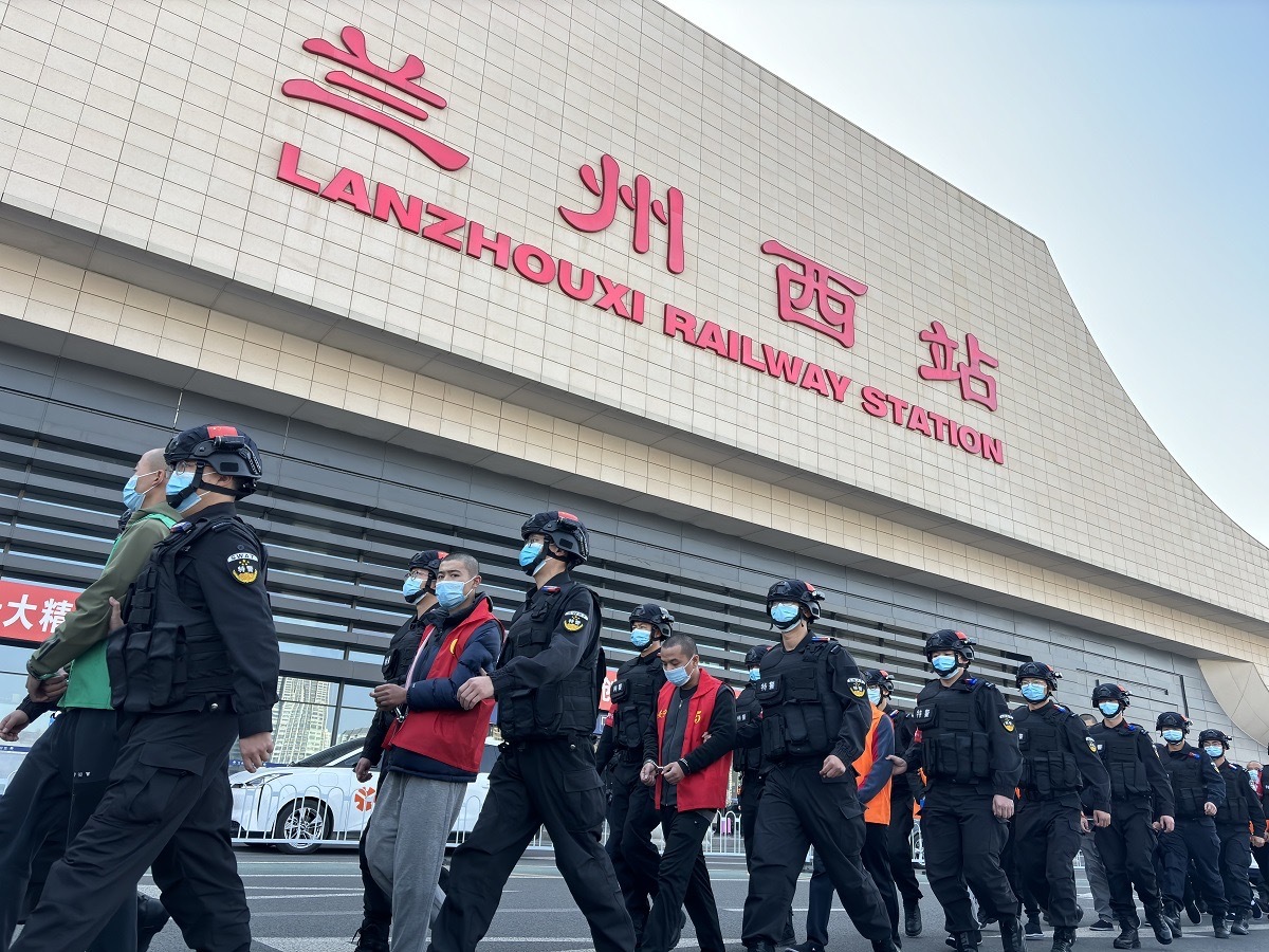 押解嫌疑人回兰