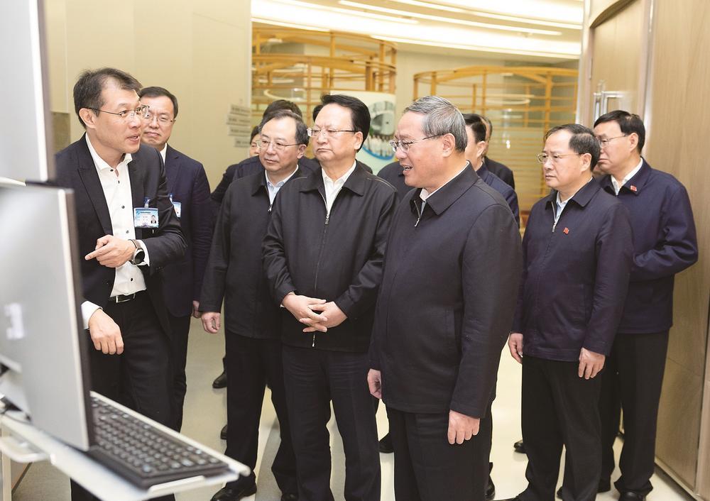 十一月十四日至十六日，中共中央政治局常委、国务院总理李强在黑龙江、吉林调研。这是十一月十五日，李强在中国科学院长春光机所参观实验室及新成果展示。 新华社记者 黄敬文 摄