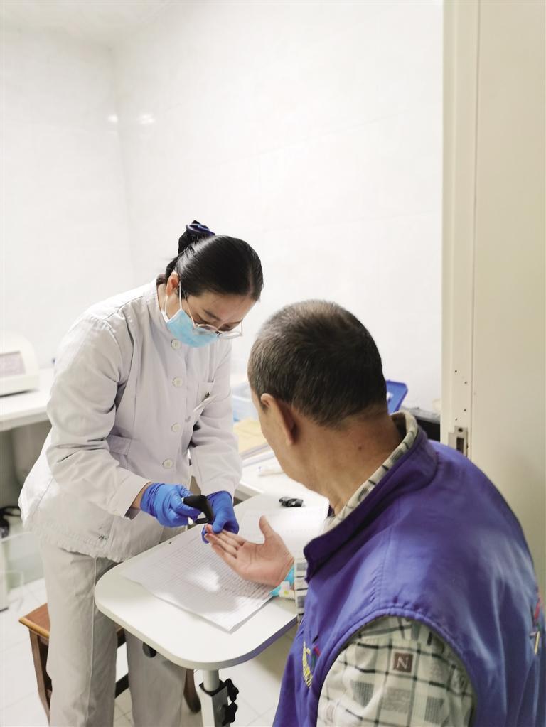 护士为住院患者测血糖