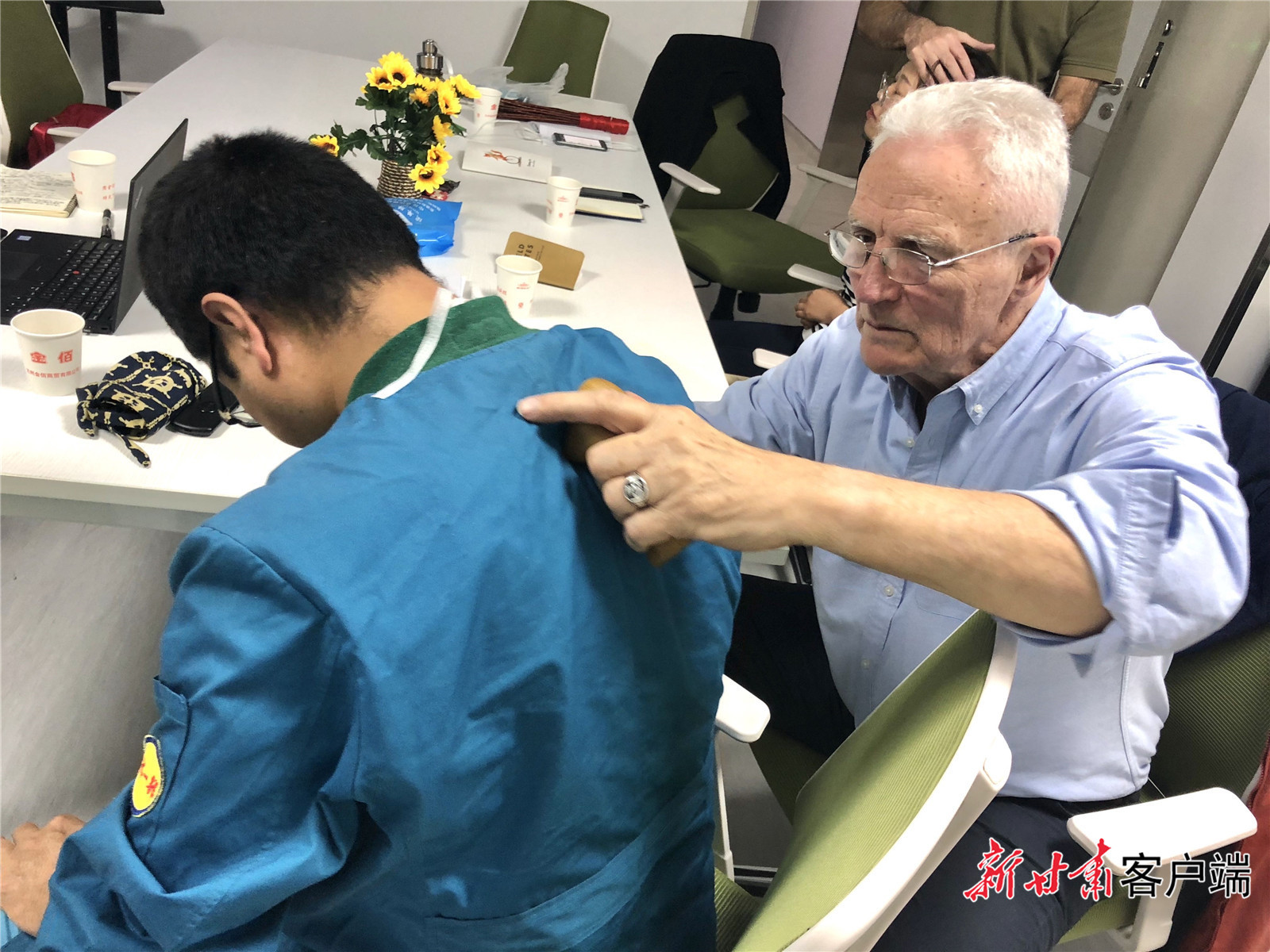 尤瑞塞克（右）与甘肃省中医院麻醉疼痛医学中心医生交流专业技术