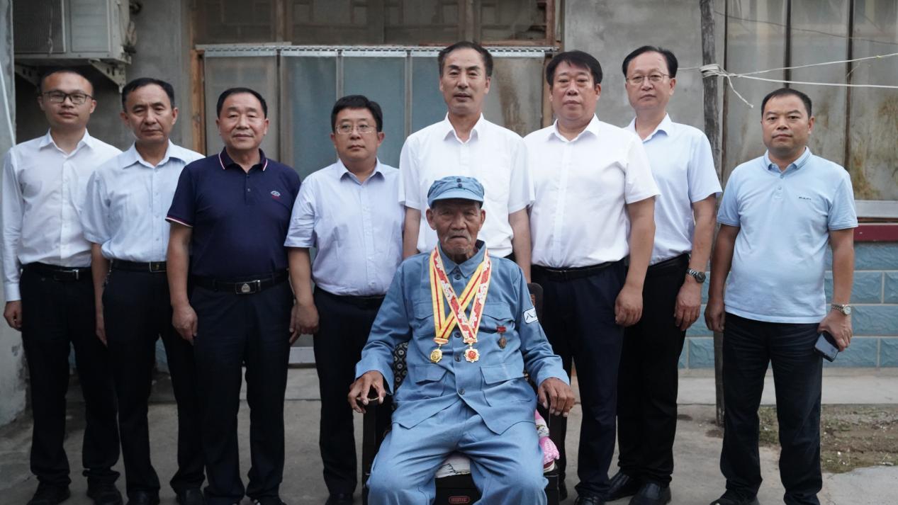 上图：梁山县98岁抗日老兵邓传丙