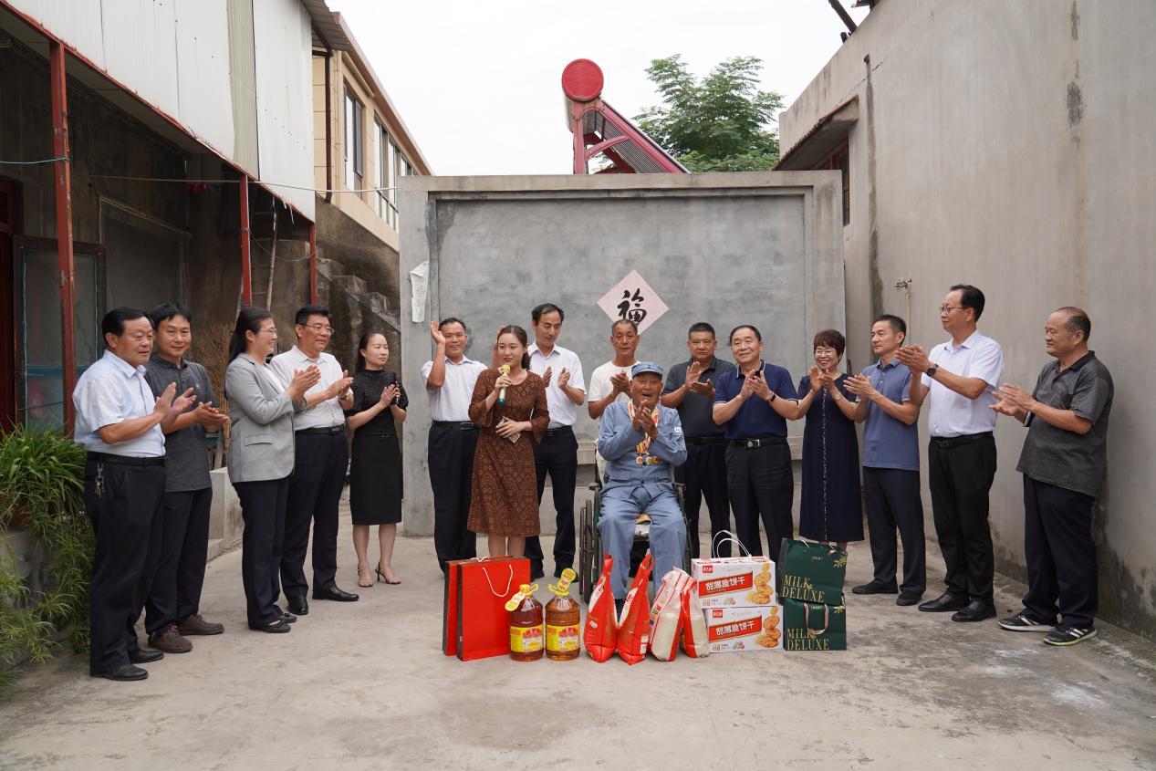 上图：微山县97岁抗日老兵李玉交