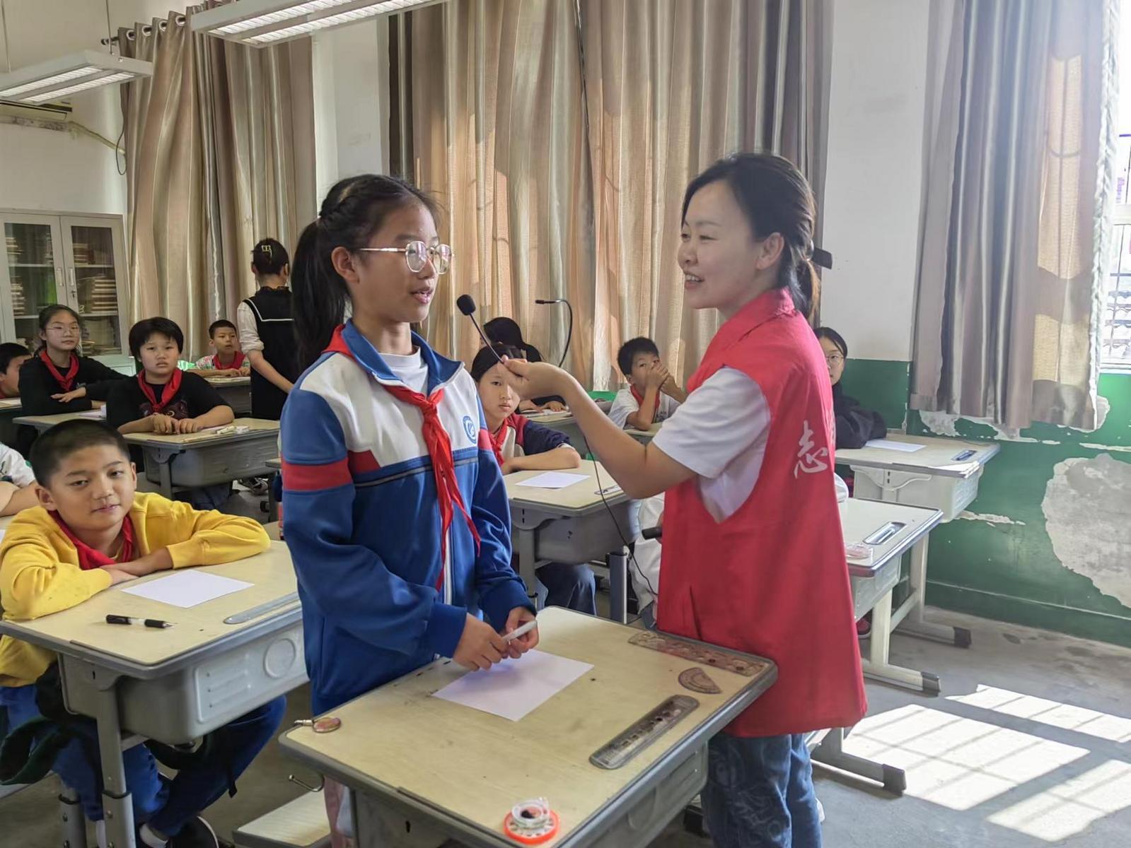 图为心理专家为乡村青少年开展心理健康教育辅导（受访者供图）