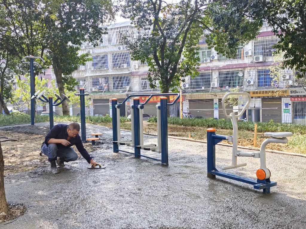 柏家塘小区正对新增的居民健身休闲区进行地面硬化