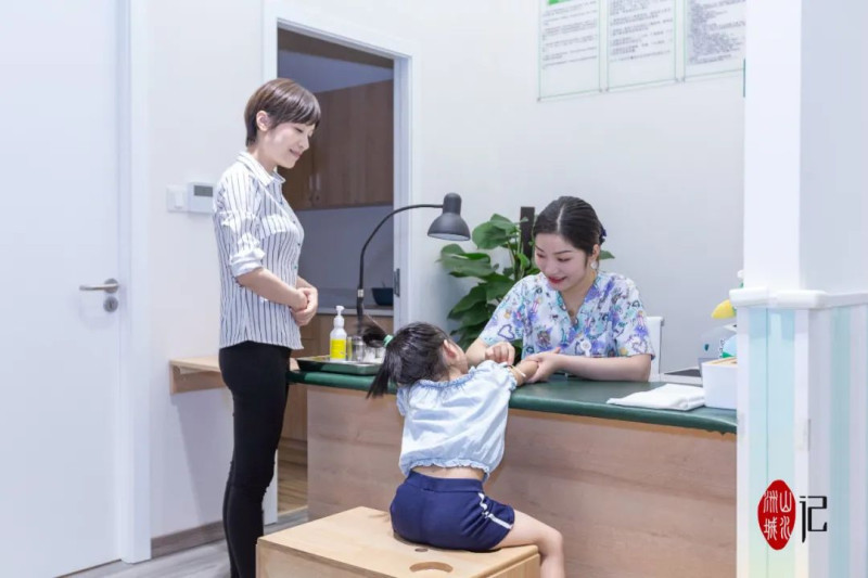 以社区管理模式，让体检数据说话，打通婴幼儿健康管理的最后1公里。图为唯嘉儿科的医生为孩子接种疫苗。