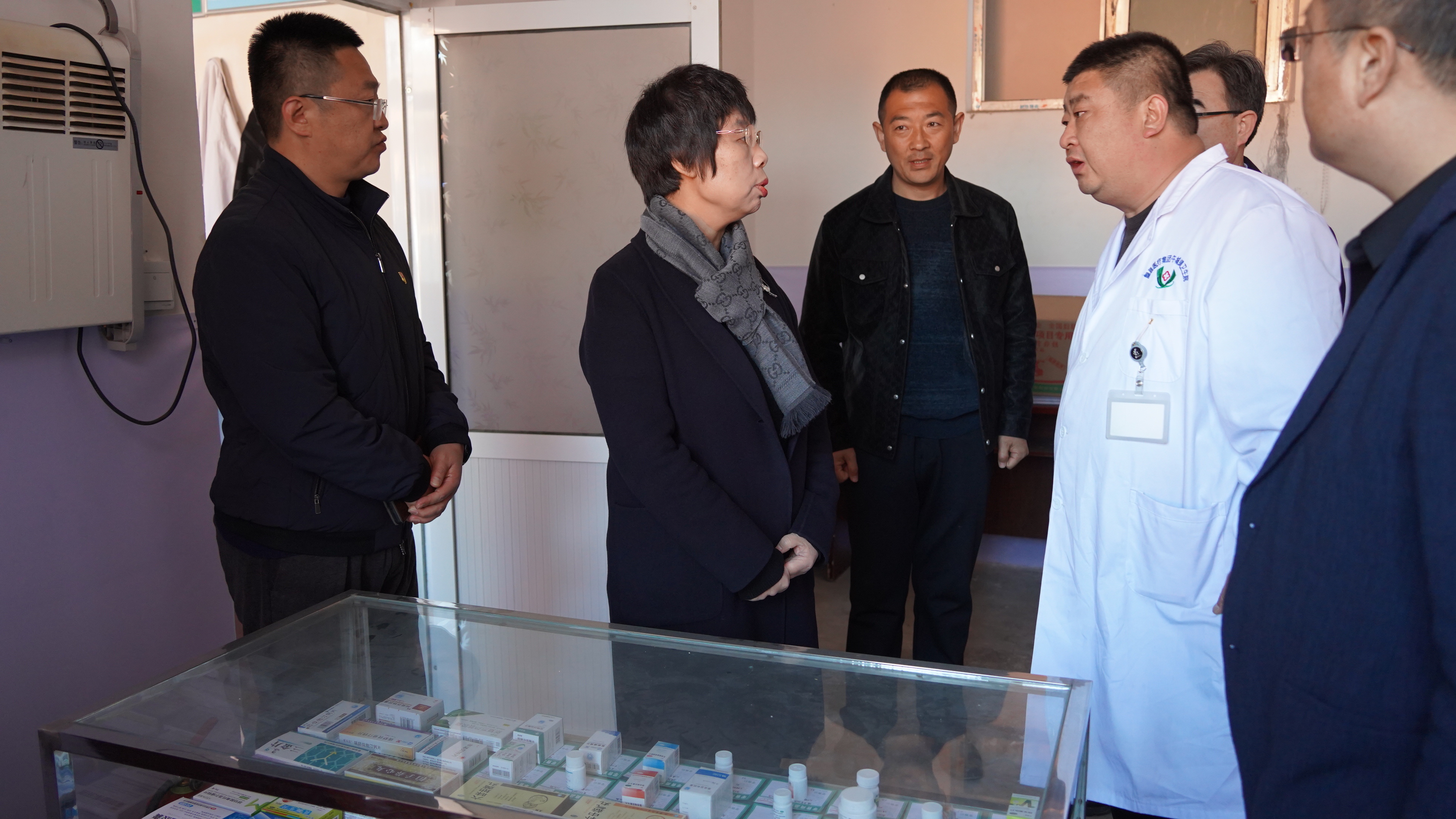 图为隰县县委书记李俊平（左二）深入午城镇午城村调研巩固衔接工作