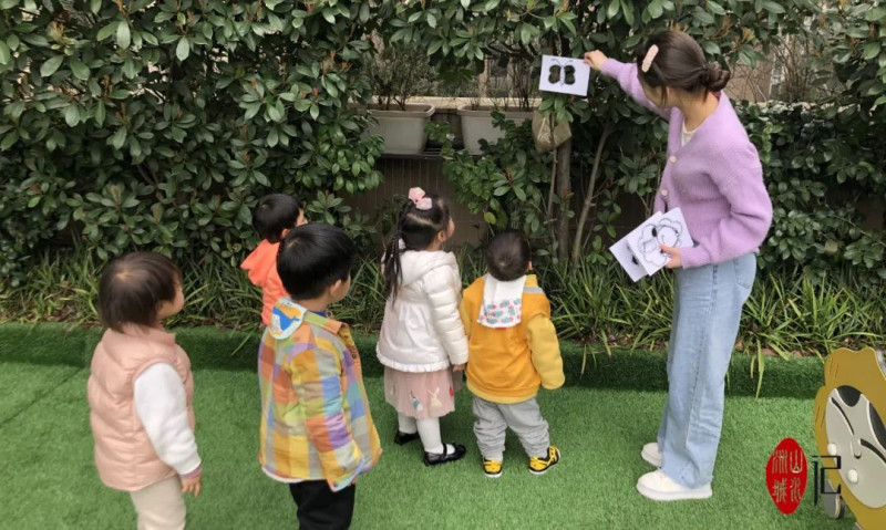 省二幼早教托育中心的保育员带着孩子们在室外接触、认识自然。在天真稚嫩的欢笑声里，孩子们的脸在冬日的暖阳下被照得发光，蓬勃的生命力仿佛也要从草地里破土萌生，长成最温柔真实的模样。