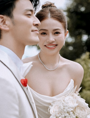 李铢衔James与马嘉莹佩戴蒂芙尼珠宝举行婚礼