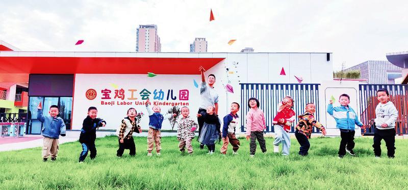 宝鸡工会幼儿园师生在幼儿园门口放飞纸飞机