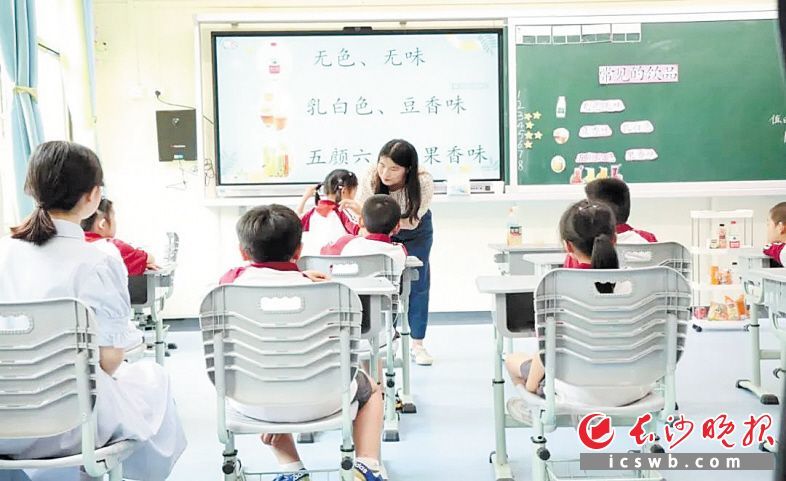 育新三小融合组教师梁文琴为全体教师呈现了一堂精彩的展示课。该课为二年级下册的《常见的饮品》。　　学校供图