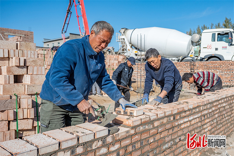11月11日，涿州市万全庄村房屋重建正在加紧施工。河北日报记者赵 杰摄