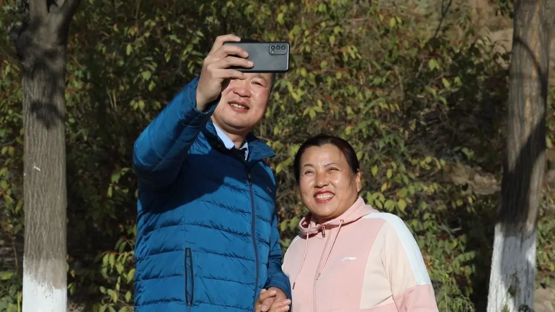 △市民在金川国家矿山公园休闲散步、拍照打卡