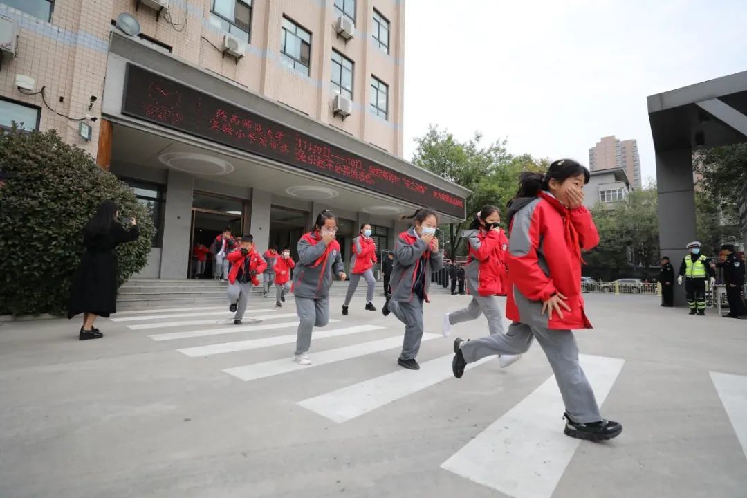安全宣传五进活动走进陕西师范大学实验小学