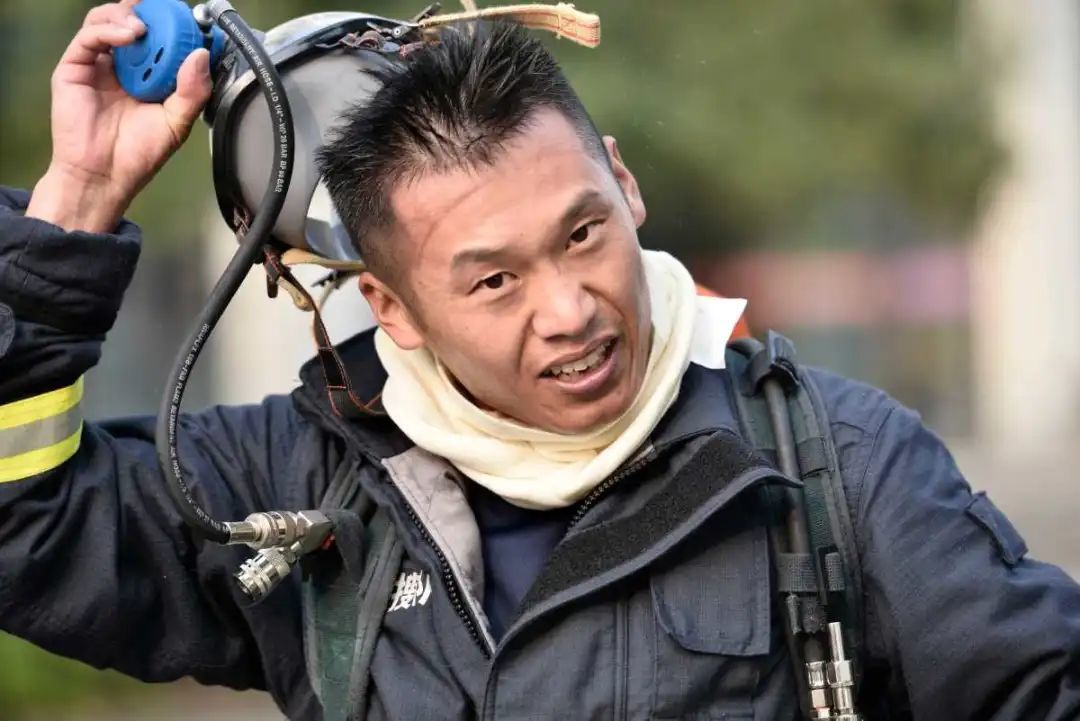 面罩在张方军的额头上勒出印子.