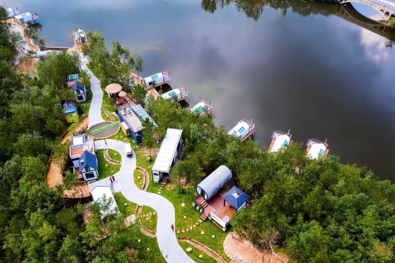 位于青山绿水间的南召县四棵树乡高峰庵村五朵山景区九龙湖蓼花汀民宿集群。