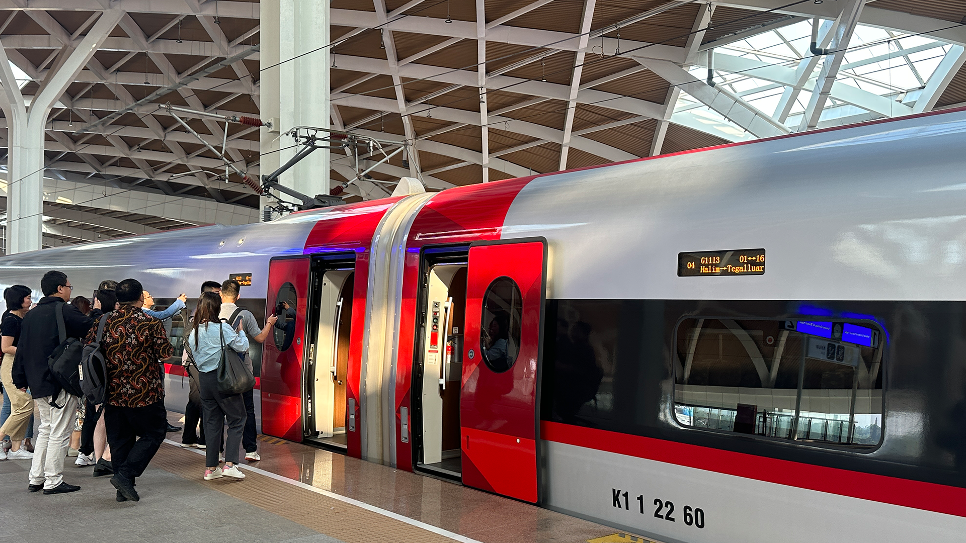 观察者网小编在印尼"打卡"雅万高铁:熟悉的"中国味道",见证"中国速度"