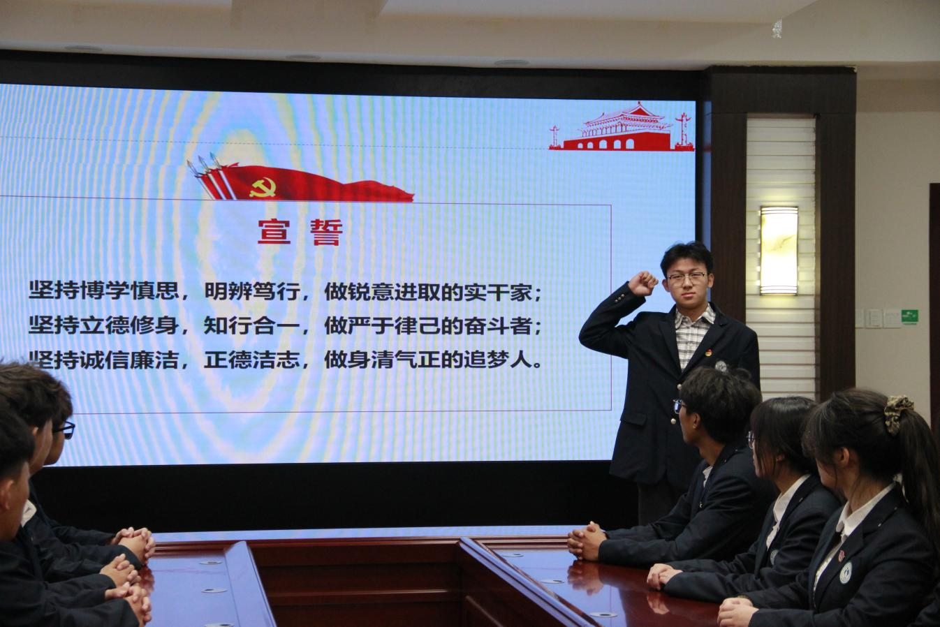 引导大学生扣好“人生第一粒扣子”！徐州幼专体育学院开展主题团日活动