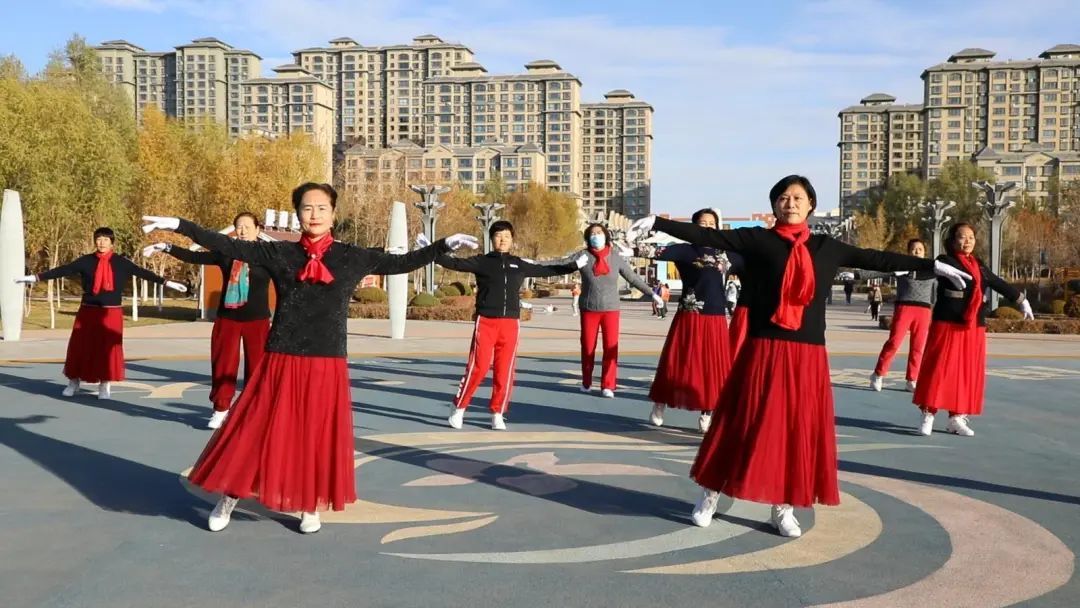 △市民在龙首湖公园跳广场舞