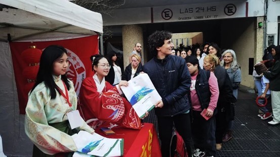 萍乡武功山景区在阿根廷中国城中华美食节上做海外推介(胡启航 摄)