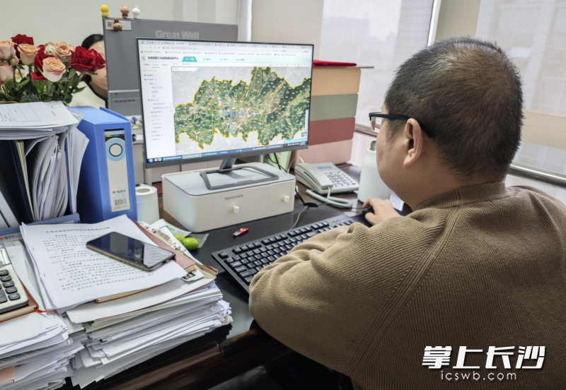 市农业农村局的工作人员正在查看智慧监管系统。长沙晚报全媒体记者 祝林灿 摄