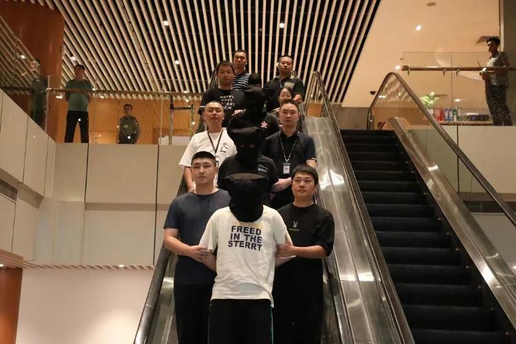 8月23日下午,4名电信诈骗犯罪嫌疑人在仰光国际机场由缅甸警方移交给中国警方工作组押解回国。图片来源:中国驻缅甸大使馆。