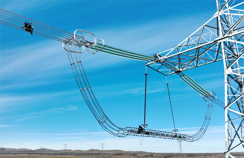 11月10日，北京送变电有限公司的工人在河北省康保县丹清河乡境内的张北至胜利双回1000千伏特高压线路工程冀北段建设工地施工（无人机照片）。