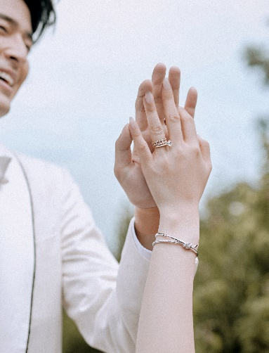 李铢衔James与马嘉莹佩戴蒂芙尼珠宝举行婚礼