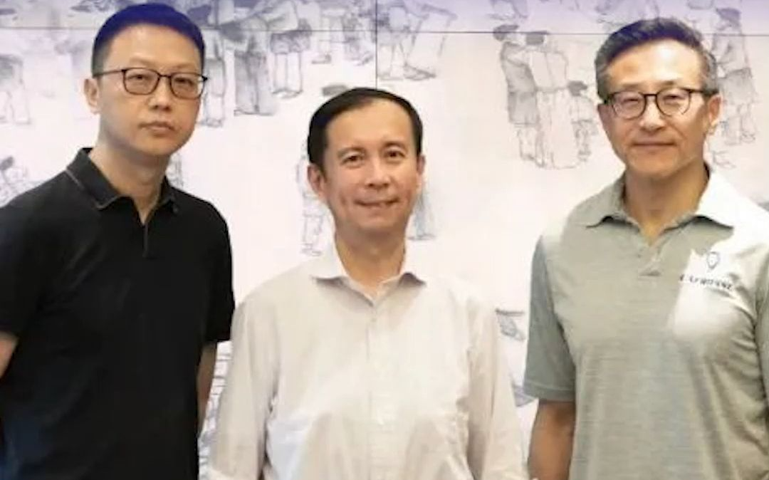 图｜ 阿里巴巴现任CEO吴泳铭（左一），前阿里云董事长和CEO张勇（中间）、阿里巴巴董事会主席蔡崇信（右）， 三人 同框合影。