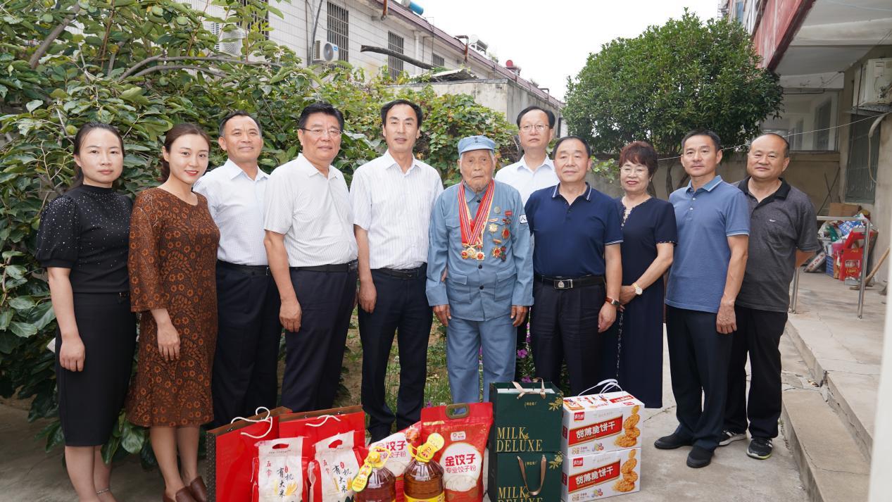 上图：微山县97岁抗日老兵高福俭