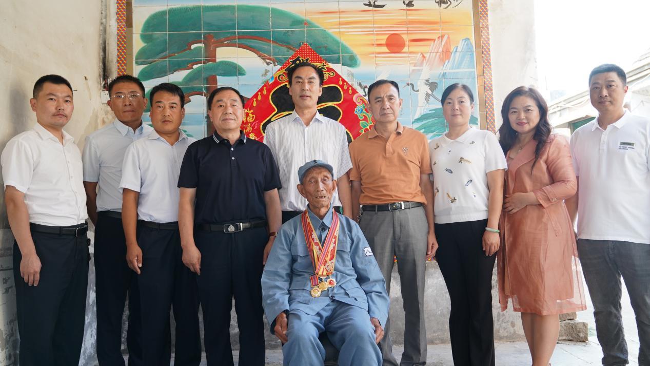 上图：汶上县95岁抗日老兵夏井身