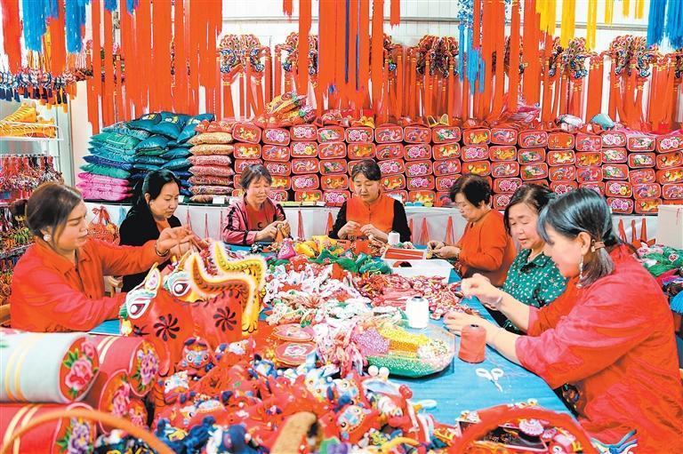 庆阳金达莱香包刺绣有限公司绣娘绣制香包 盘小美