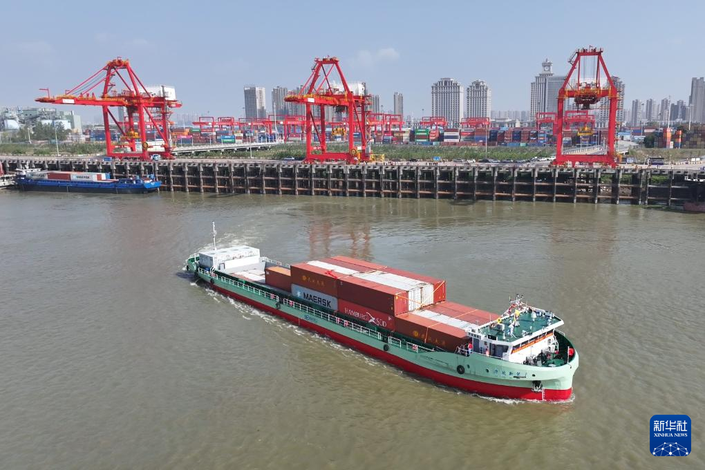 11月16日拍摄的汉江首艘纯电动集装箱示范船“华航新能1”。