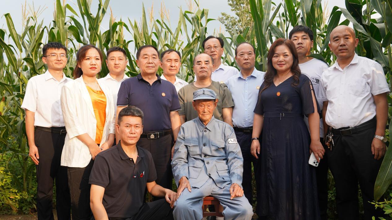 上图：邹城市99岁抗日老兵高庆云