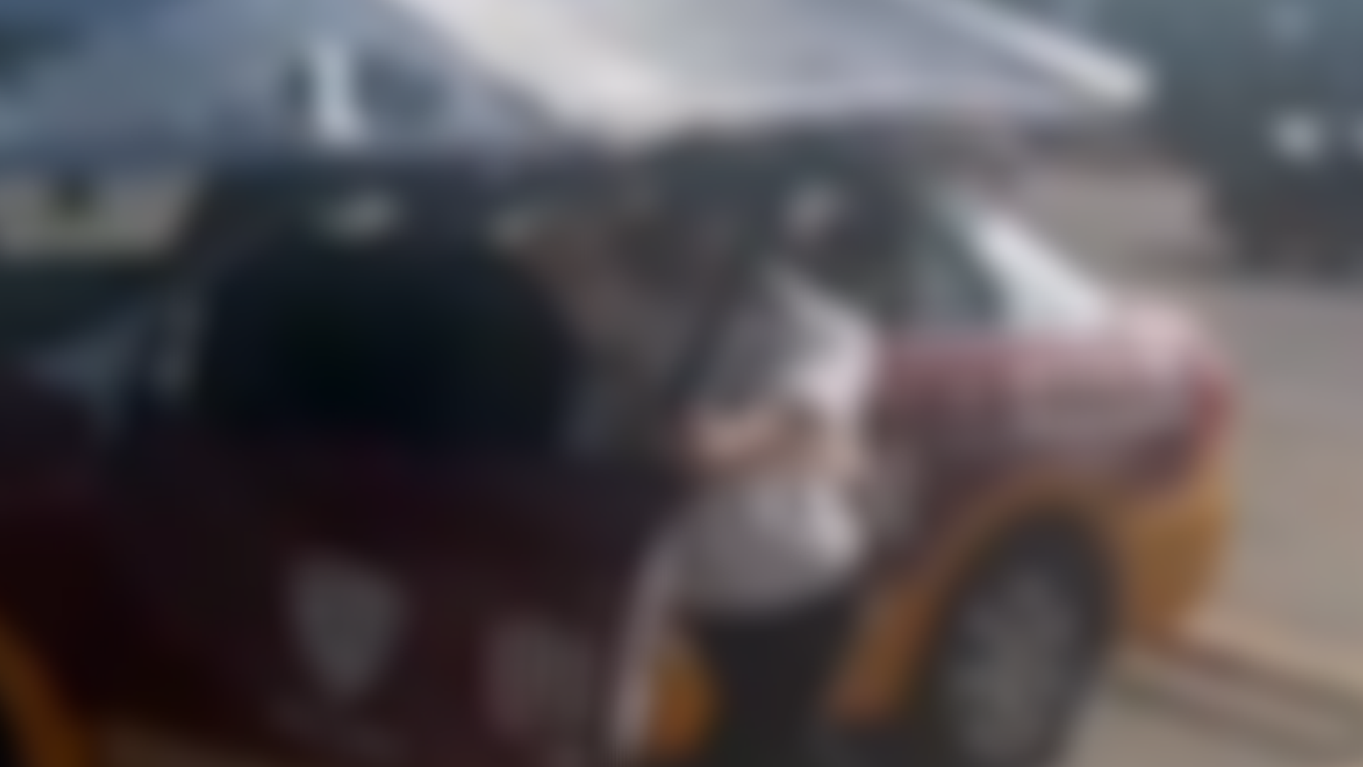 女子疑练车练崩溃暴砸教练车，驾校：练到不舒服，已有处理结果