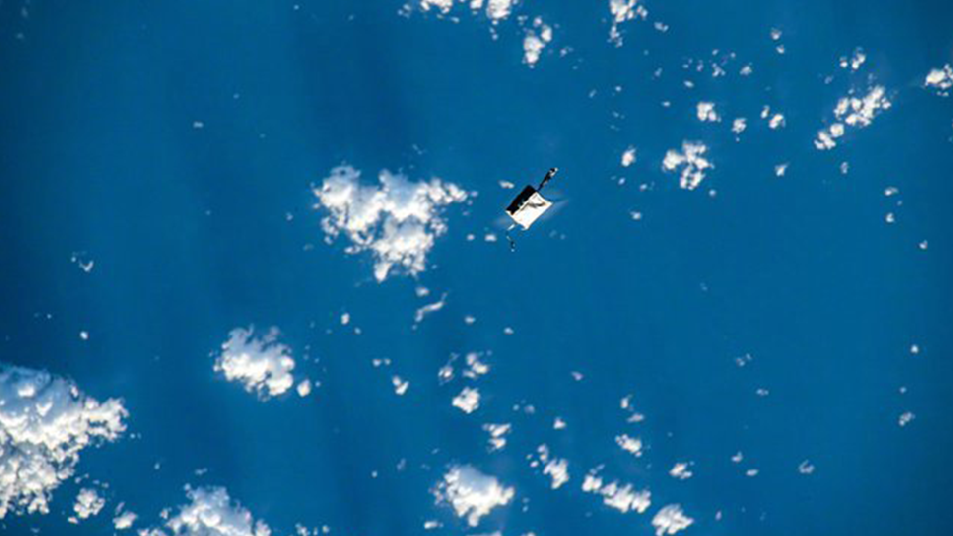 美国航天员在国际空间站作业时，意外掉落工具包，正绕地公转用望远镜可观测到